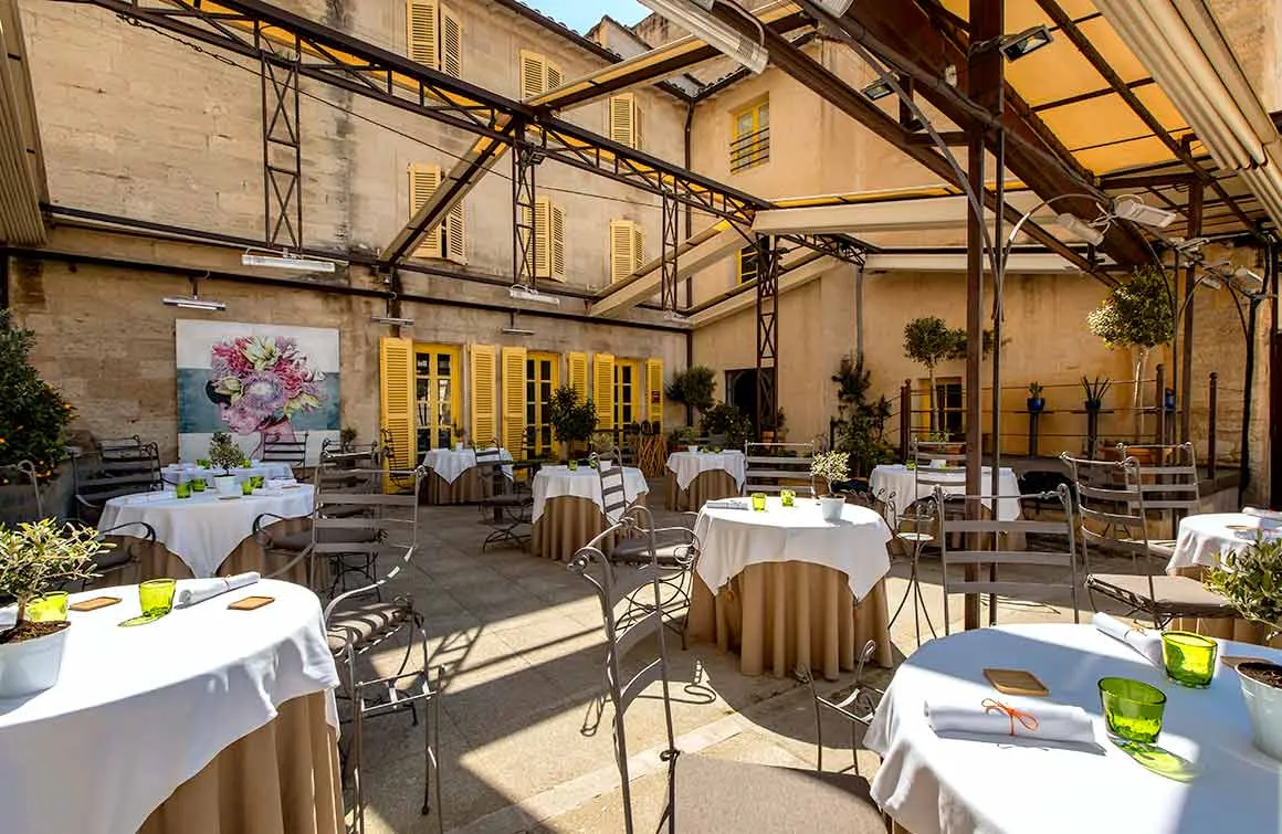 plat gastronomique restaurant Avignon avec vue sur le Palais des Papes
