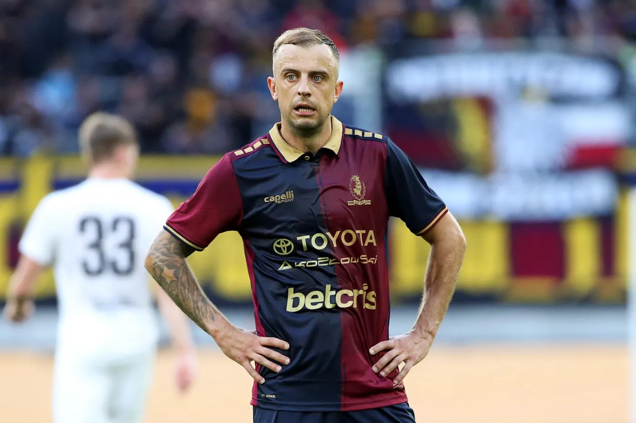 Piłkarz Pogoni Szczecin w meczowej koszulce z logo Toyota i Betcris. Zarobki piłkarzy Pogoni Szczecin są tematem dyskusji.