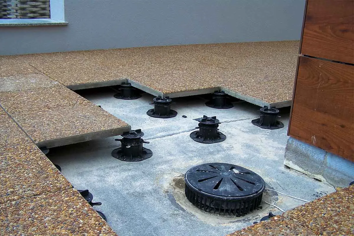 taras pływający na wspornikach vs mocowany do podłoża