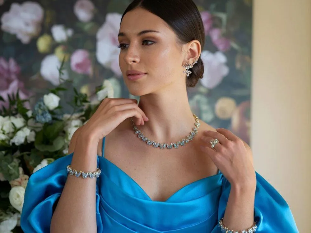 złota i srebrna biżuteria do niebieskiej sukienki na wesele por&oacute;wnanie