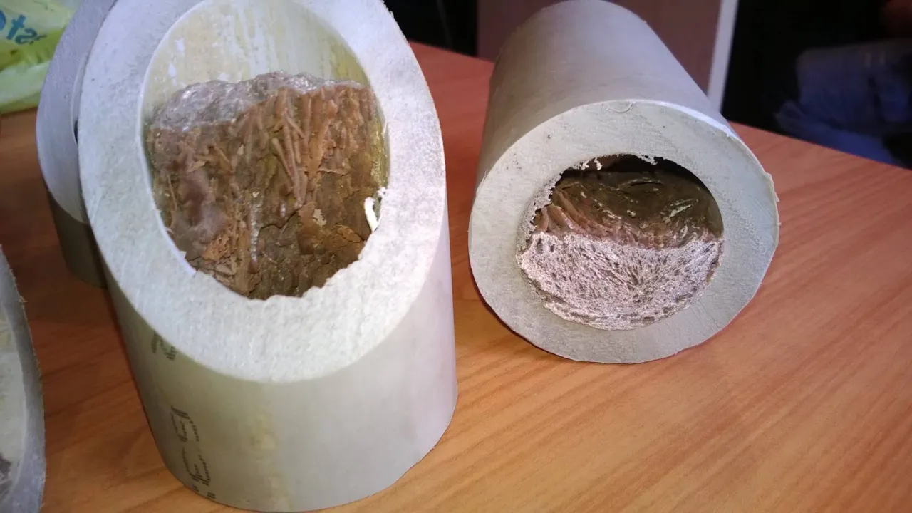 przekr&oacute;j rury z kamieniem kotłowym