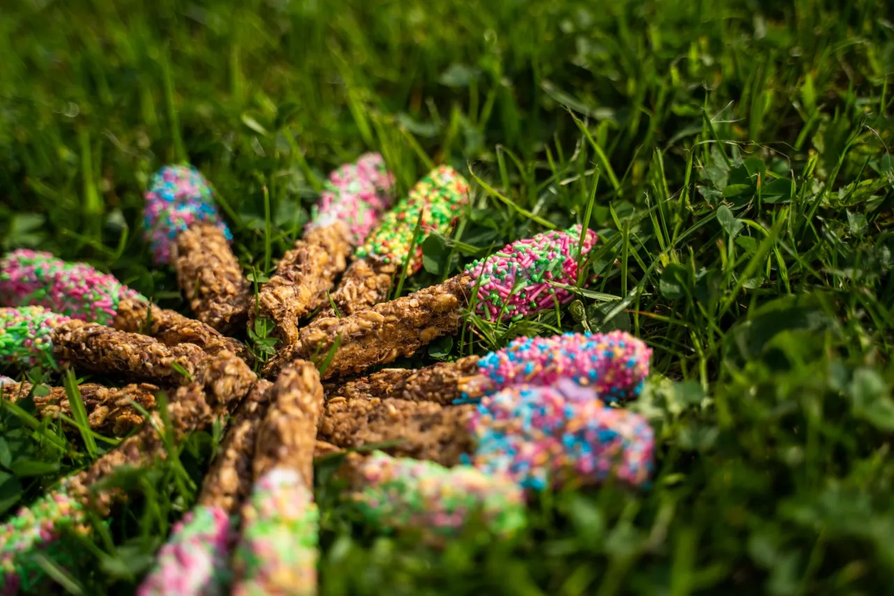 ręce formujące lizawkę dla konia