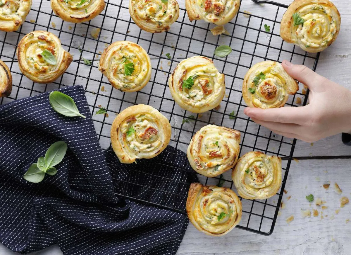 Ręce wałkujące ciasto francuskie