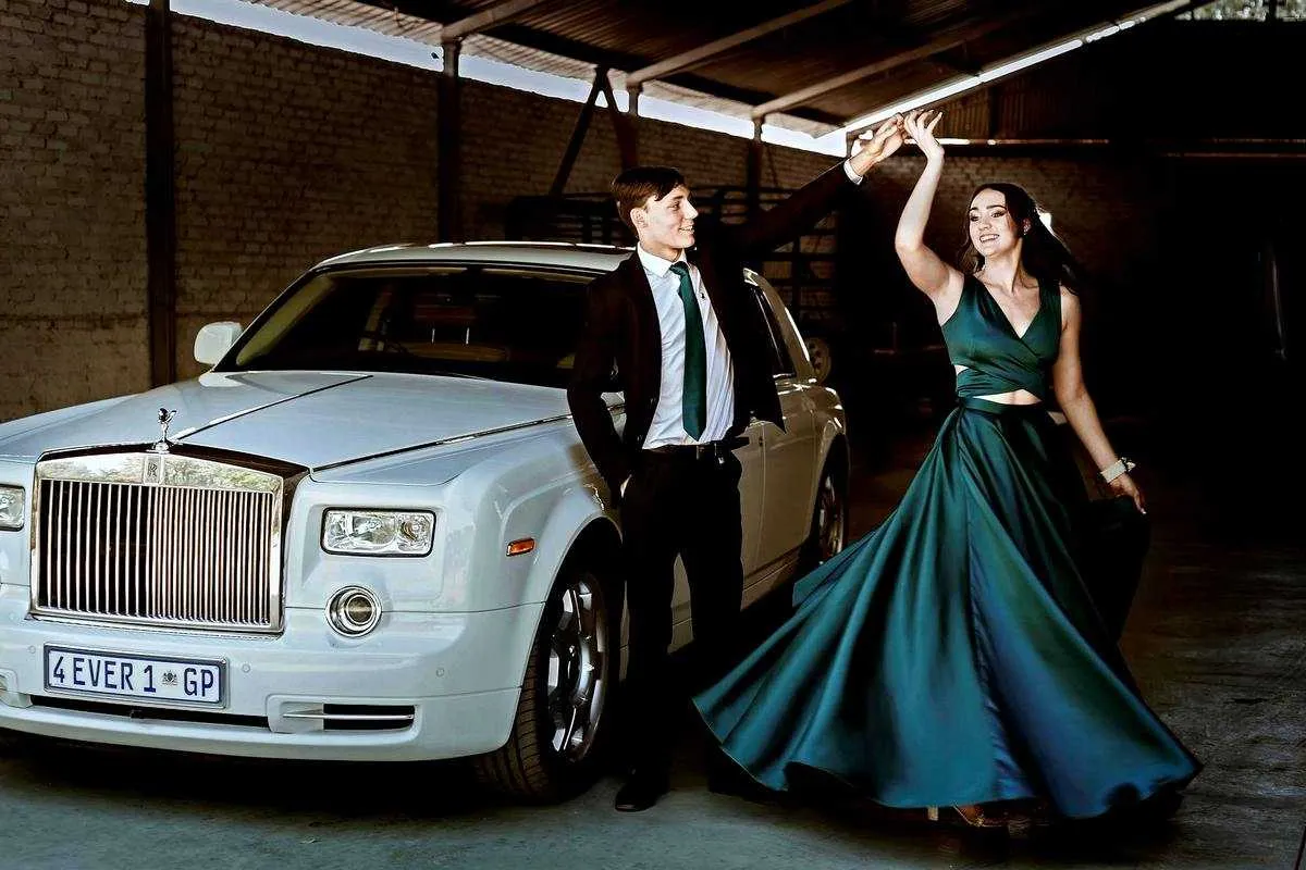 Para młoda tańczy przy Rolls-Royce'ie. Czy dobra materialne czynią człowieka szczęśliwym?