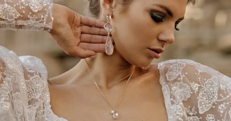 naszyjniki dopasowane do r&oacute;żnych dekolt&oacute;w sukni ślubnych