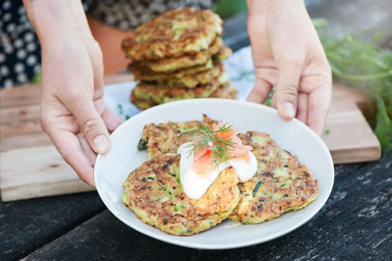 Placuszki z cukinii z sosem czosnkowym