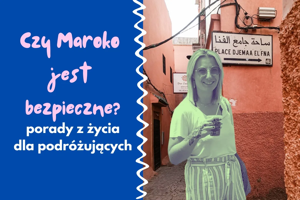 Czy w Maroku jest bezpiecznie dla turyst&oacute;w? Młoda kobieta z tatuażem na ręce uśmiecha się na tle uliczki w Marrakeszu, obok znaku Place Djemaa El Fna.