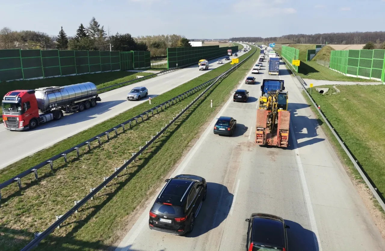 Pojazdy wolnobieżne na autostradzie zakaz