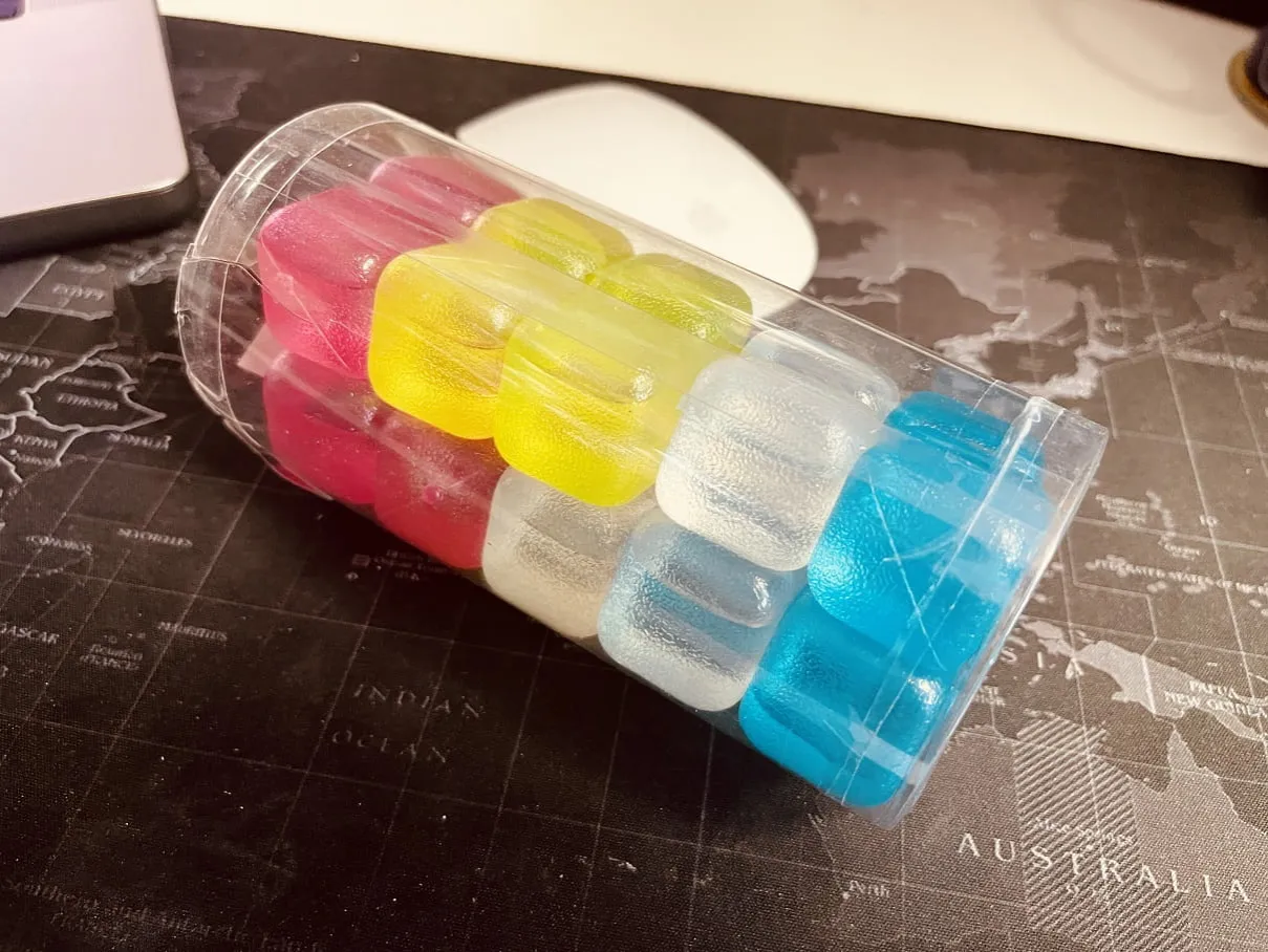 r&oacute;żne rodzaje kostek wielorazowych (kamienne, stalowe, plastikowe)