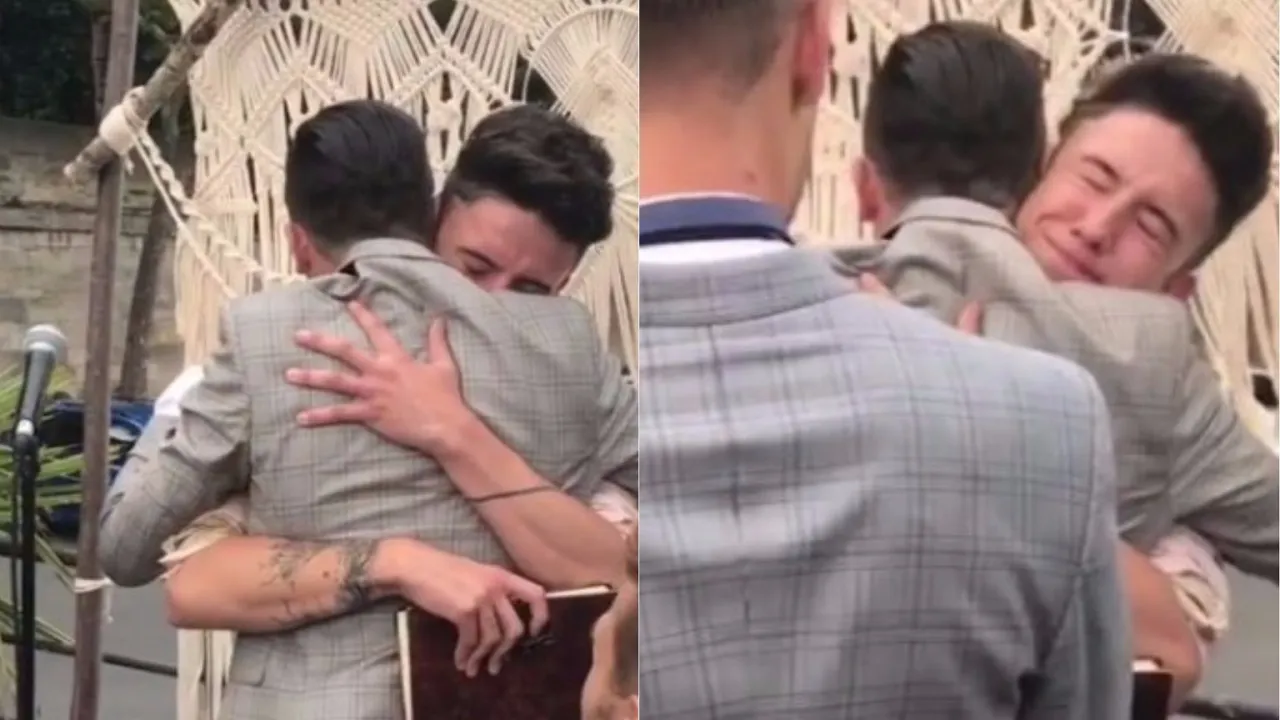 Dwóch mężczyzn w garniturach obejmuje się wzruszająco. Czy Dawid Kwiatkowski jest żonaty? To pytanie pozostaje otwarte.