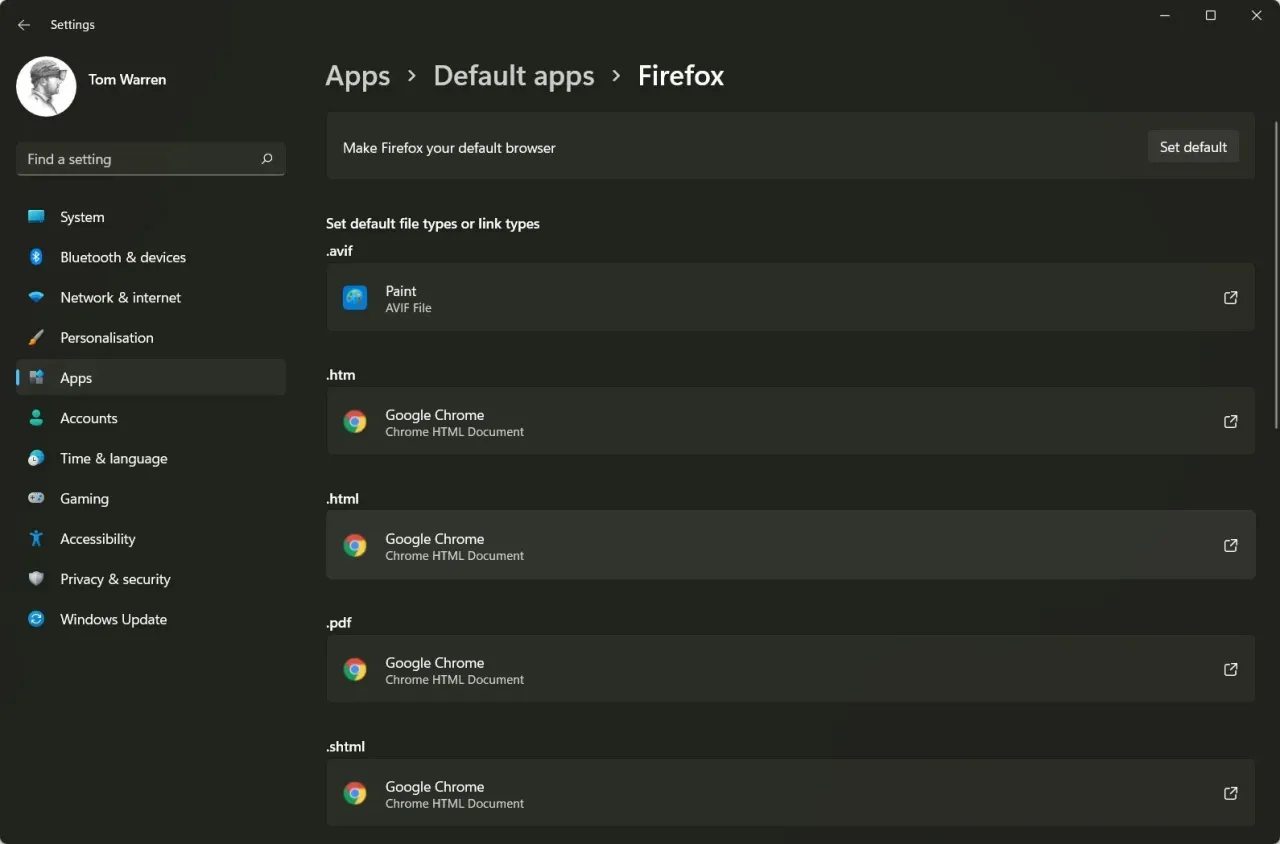 Ustawienia Windows 11: Aplikacje > Domyślne aplikacje > Firefox. Zmień domyślną przeglądarkę i powiązania plików.