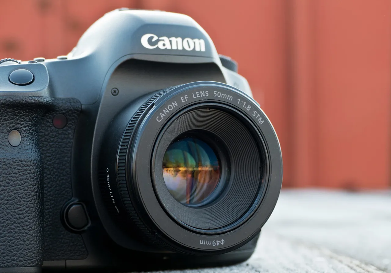 obiektyw Canon EF 50mm f/1.8 STM na aparacie