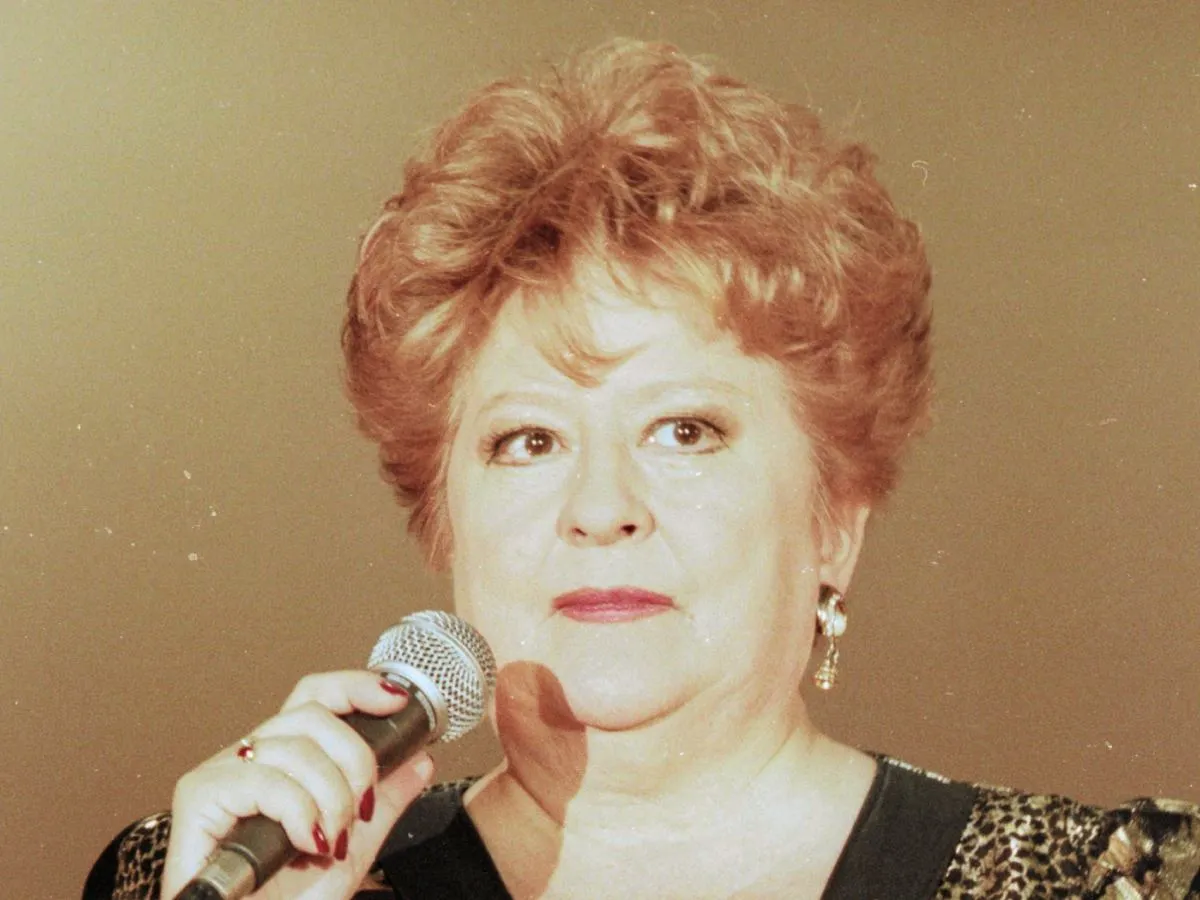 Kobieta z mikrofonem, śpiewająca 