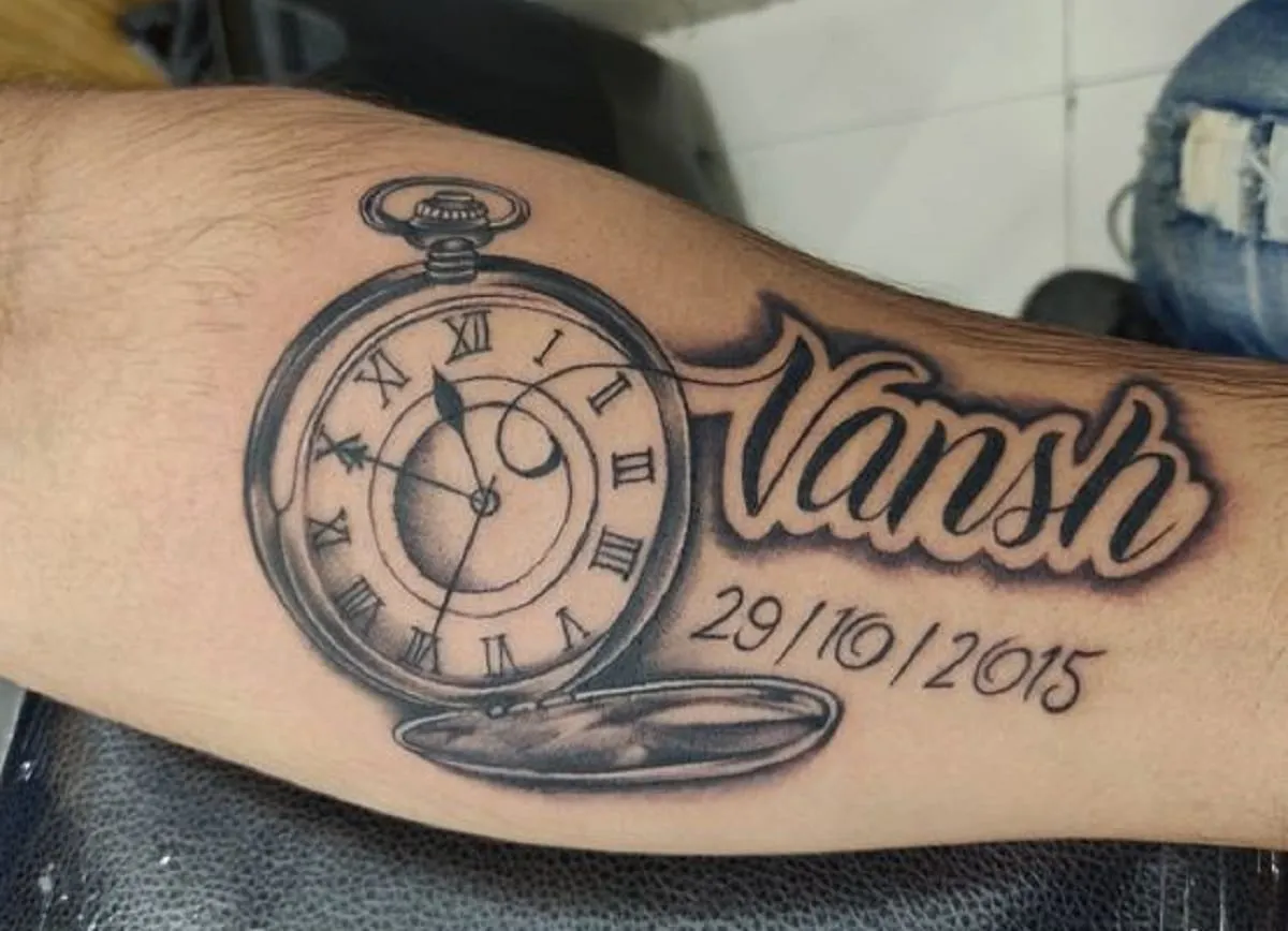 tatuaż zegar bez wskaz&oacute;wek pęknięta tarcza