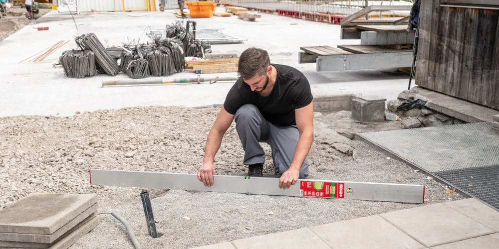 wyznaczanie poziomu łatą i poziomicą