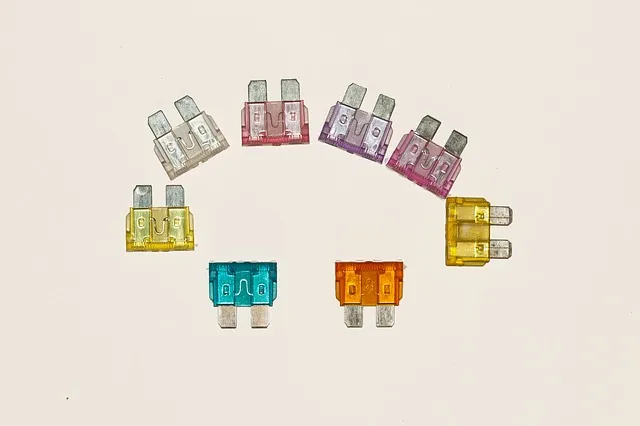 przepalony bezpiecznik samochodowy vs dobry