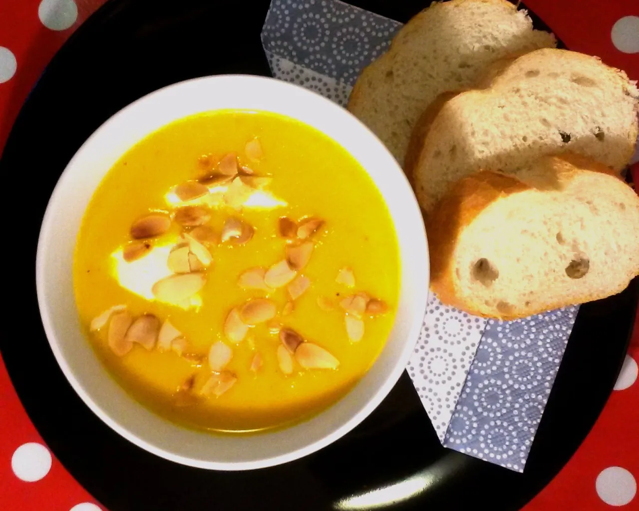 verschiedene Varianten von M&ouml;hrensuppe mit Kokosmilch und Orange