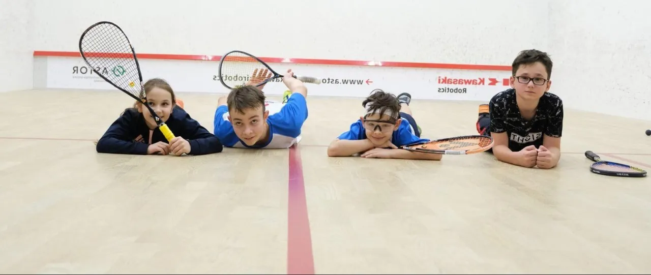 Zdjęcie Squash dla dzieci - jak rozwijać umiejętności i pewność siebie