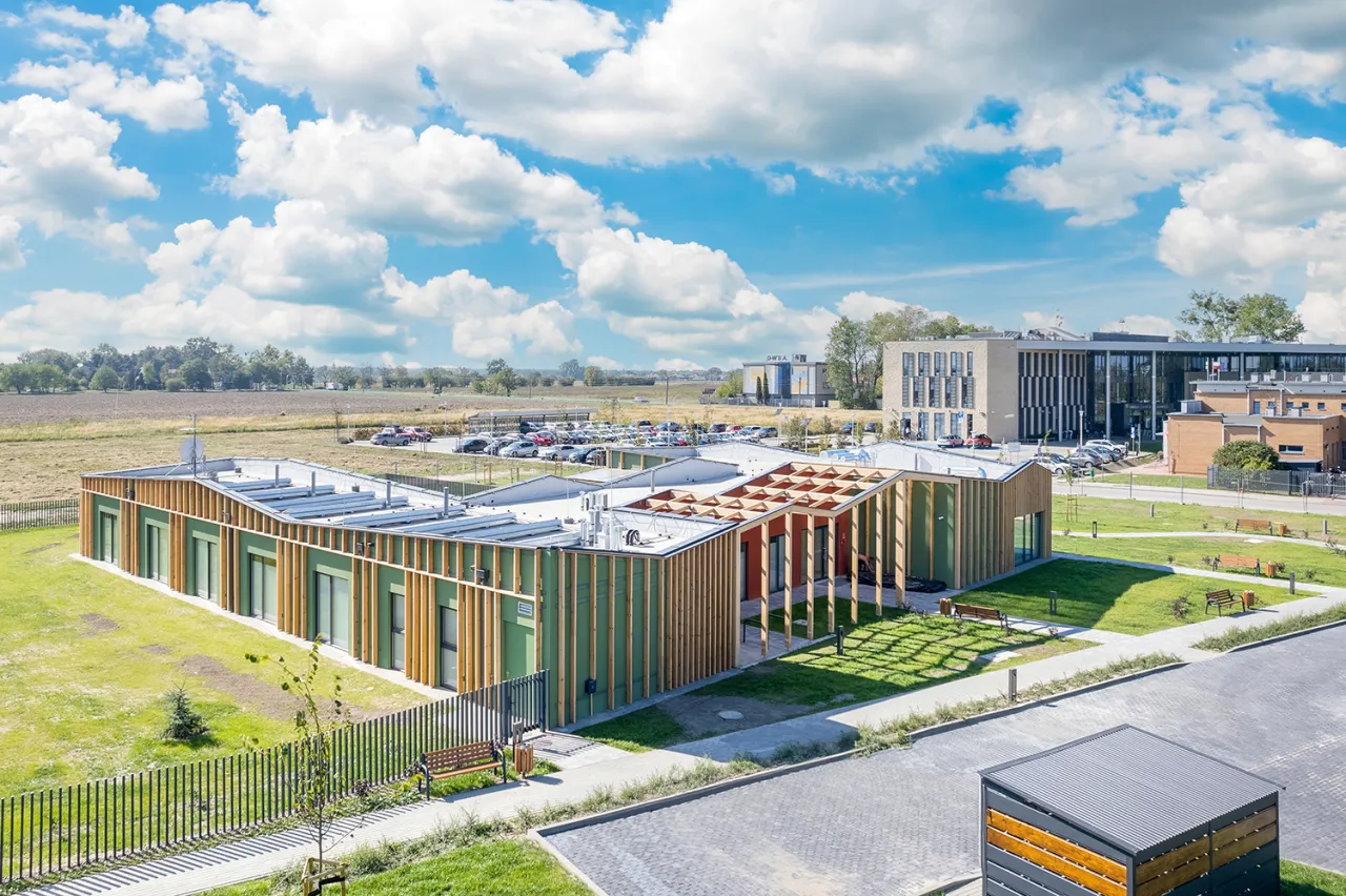 Nowoczesny budynek użyteczności publicznej z elementami dostępności