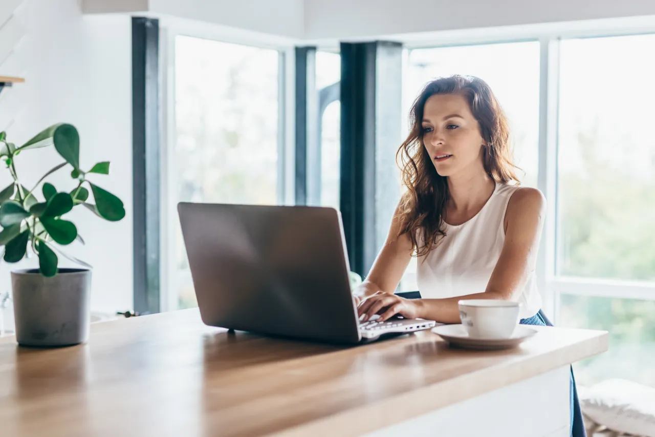 kobieta wykonująca mały krok, symbol kaizen, osoba zaczynająca zadanie