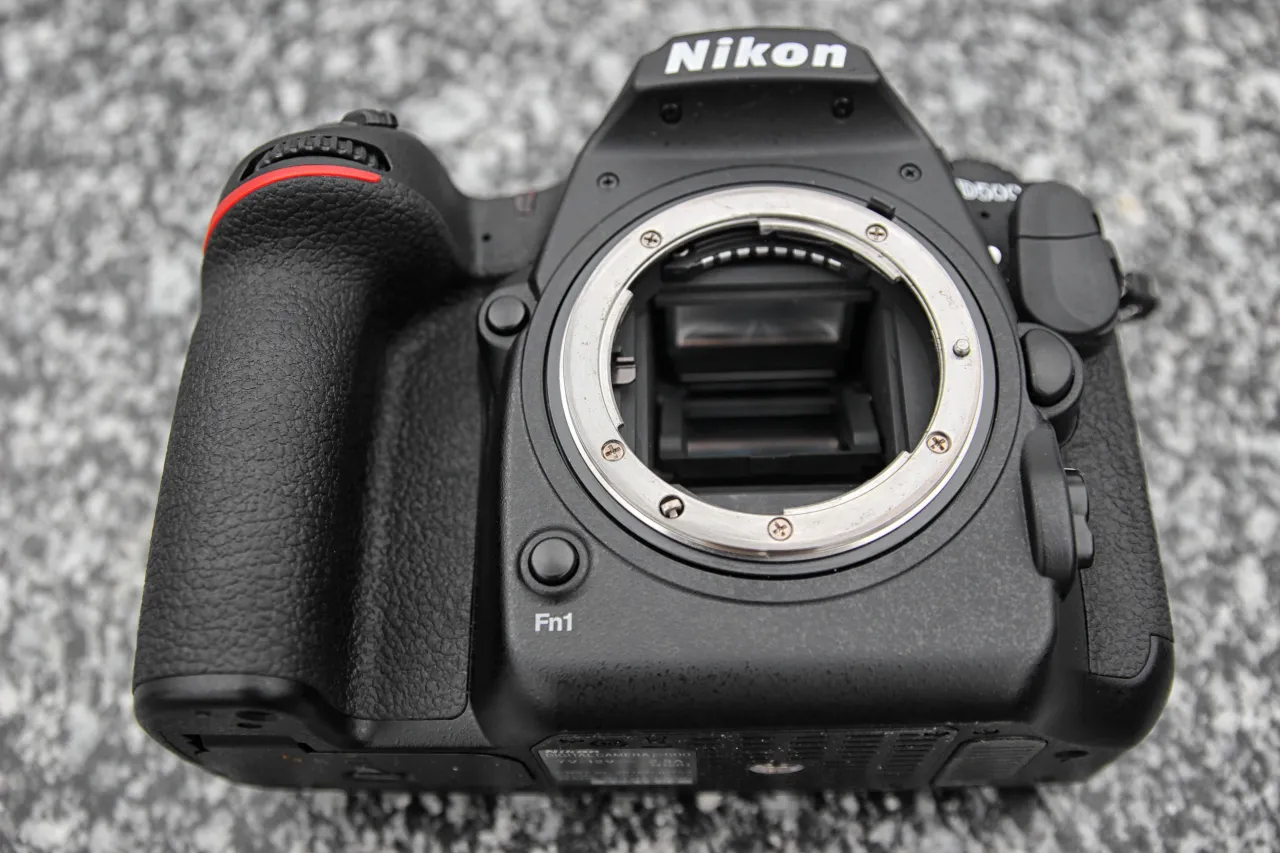 Nikon D500 bez obiektywu. Taki przebieg aparatu to dużo, ale wciąż działa!
