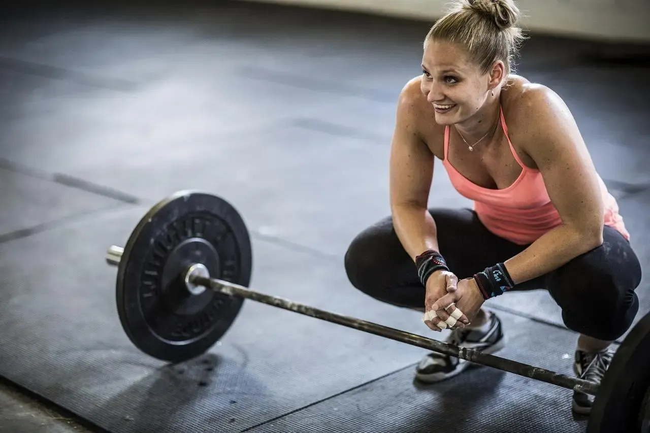 CrossFit kobieta wykonująca rwanie sztangi