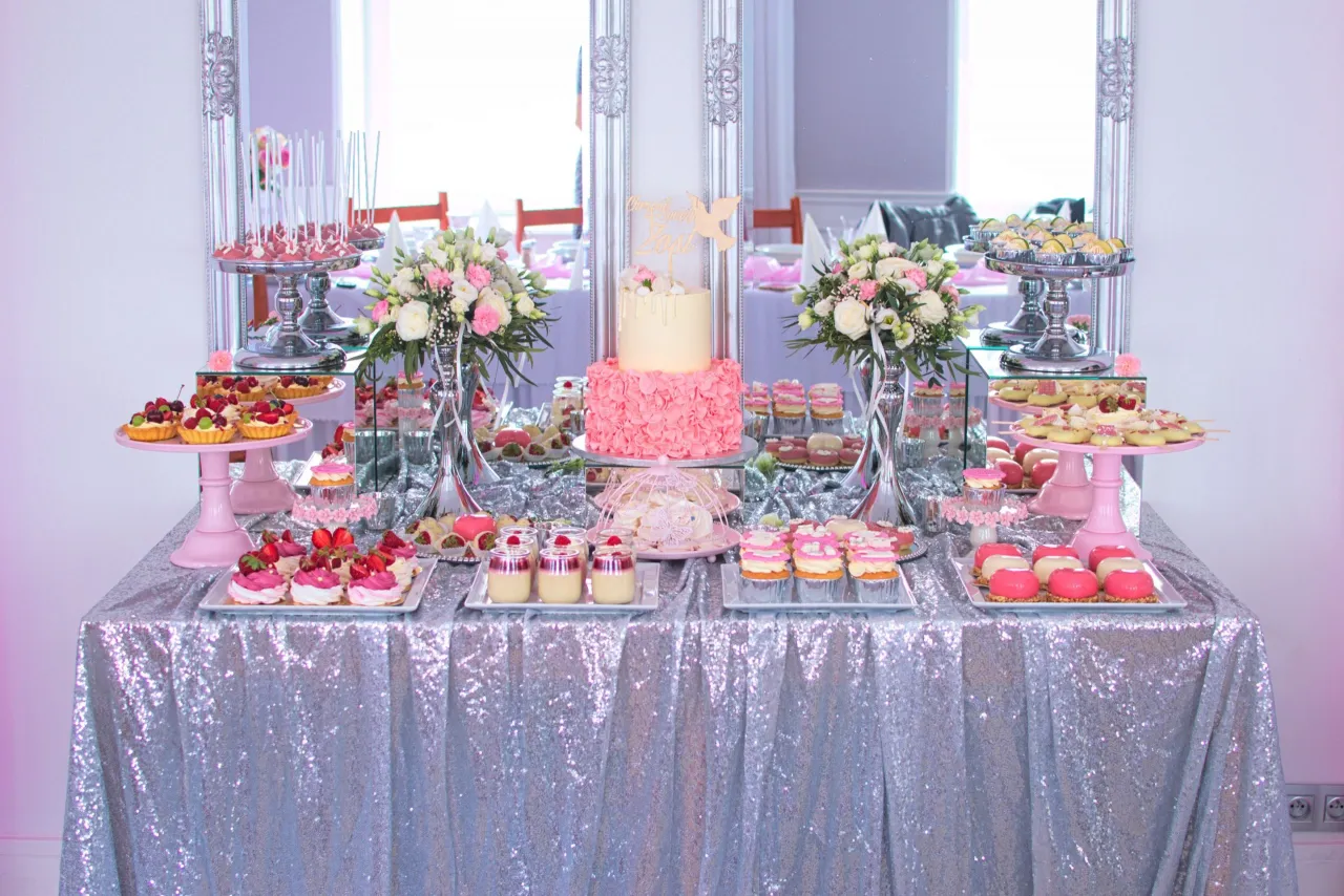 st&oacute;ł przygotowany na przyjęcie z okazji chrztu w restauracji