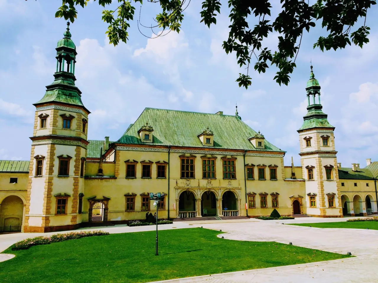 Pałac Biskup&oacute;w Krakowskich w Kielcach, idealne miejsce, by zobaczyć, co zwiedzić w mieście.