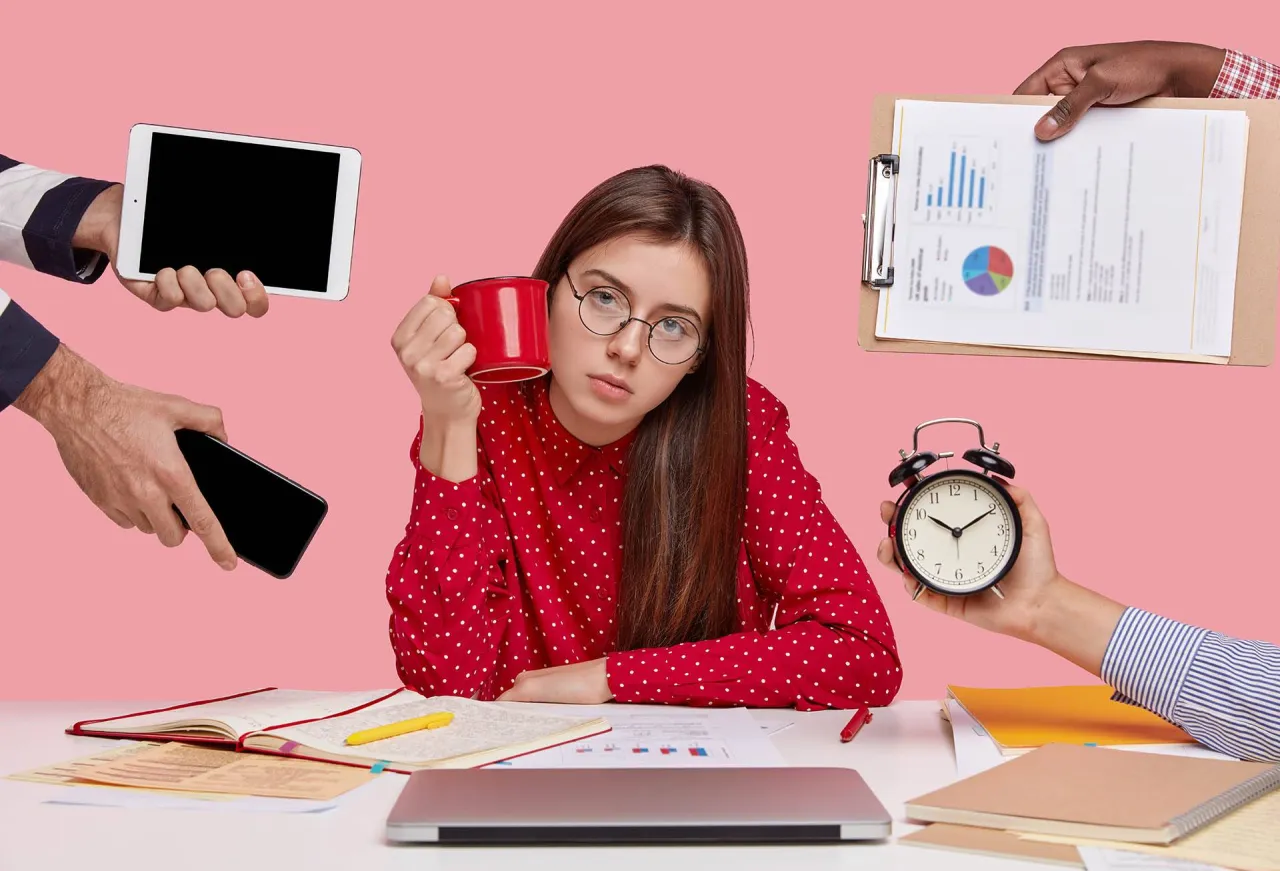 osoba bez motywacji zmęczenie przy biurku