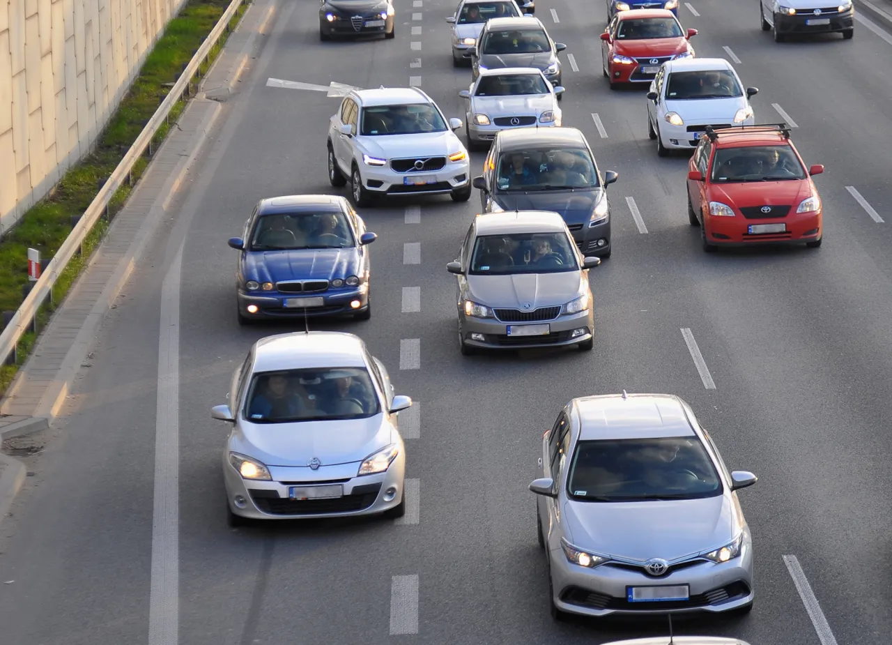 Korki na drodze, kierowcy spieszą się, byle tylko nie dostać mandatu za zajechanie drogi.