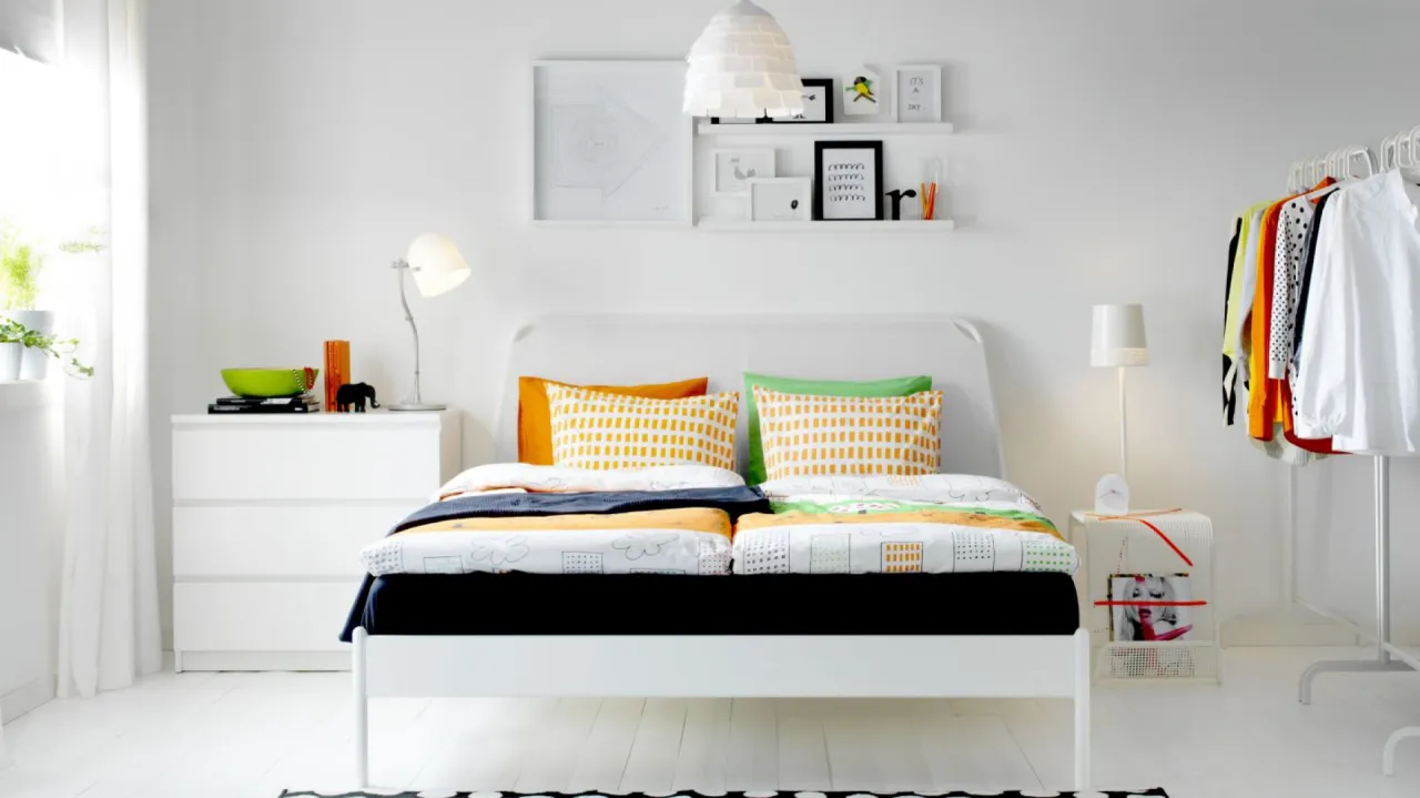 Dodatki do białej sypialni tekstylia oświetlenie dekoracje