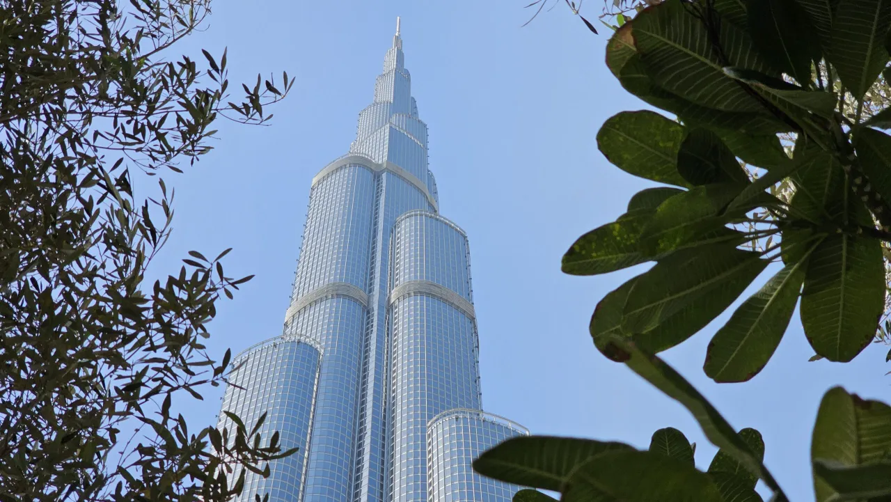 Burj Khalifa w Dubaju, marzenie o podróży, zastanawiasz się, ile trwa lot Warszawa Dubaj?