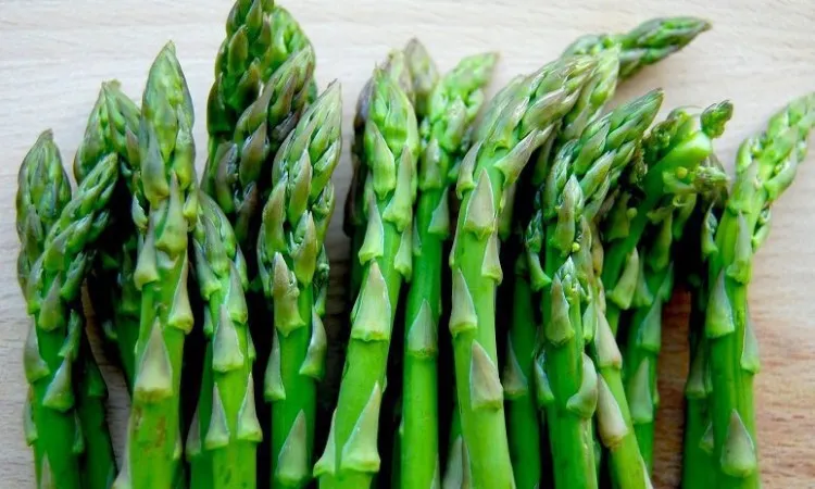 witaminy i minerały w szparagach infografika