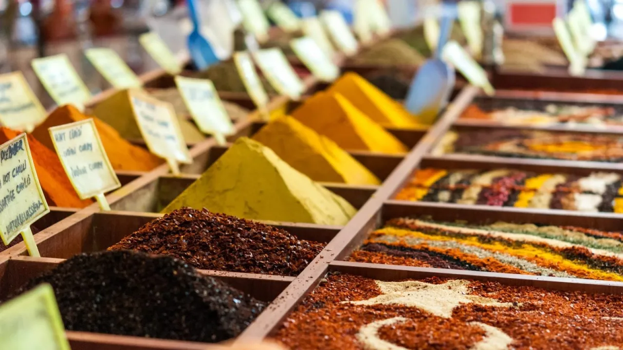 Turecki bazar, kolorowe przyprawy, pamiątki