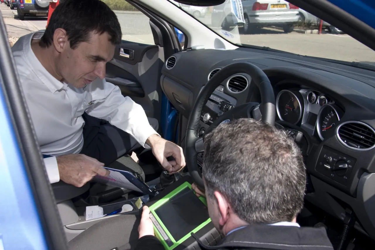 kierowca w samochodzie widok z tyłu