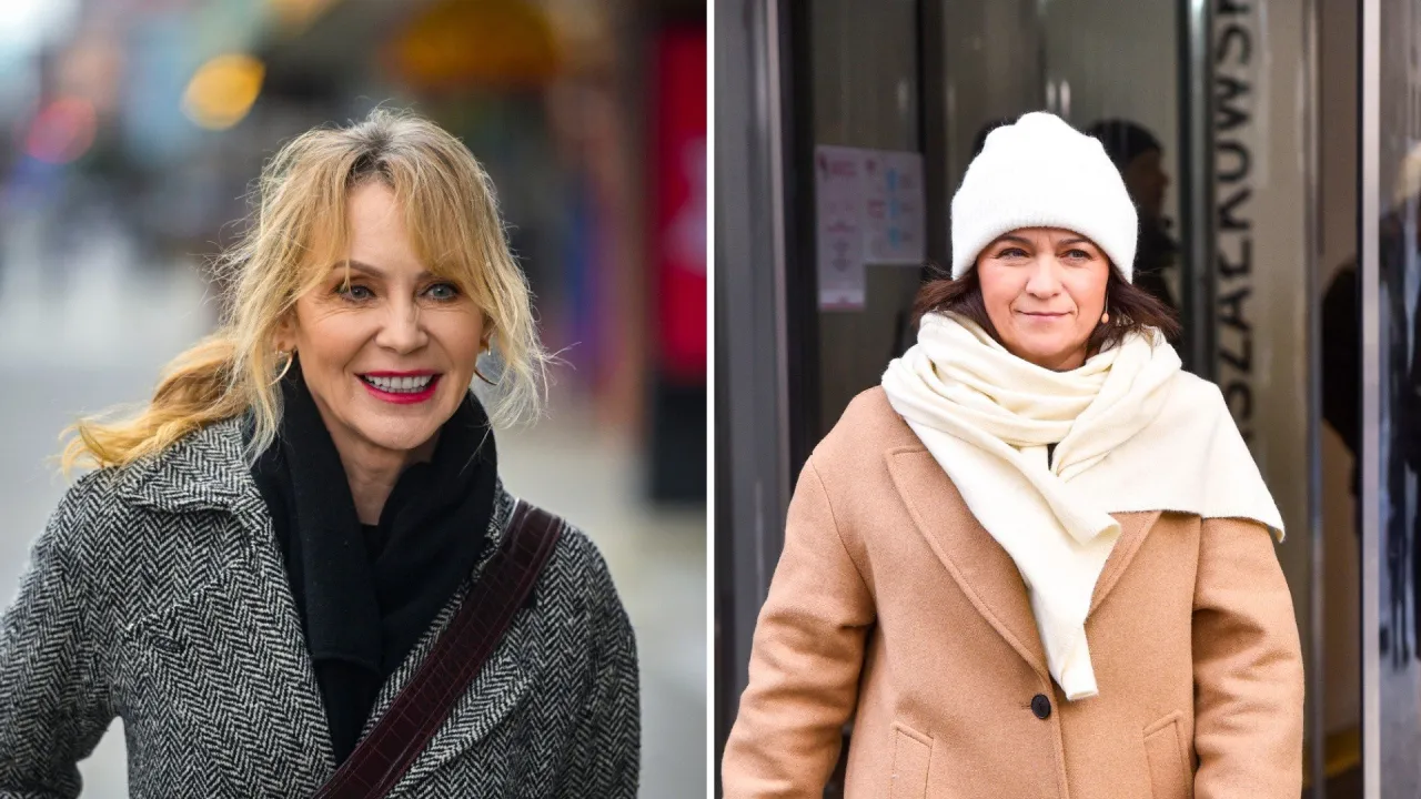 kobieta w modnie zawiązanym grubym szaliku na tle miejskim