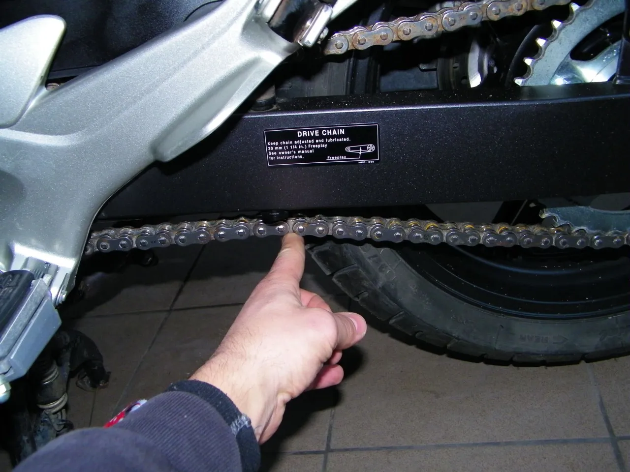 Prawidłowy kierunek spinki łańcucha motocyklowego