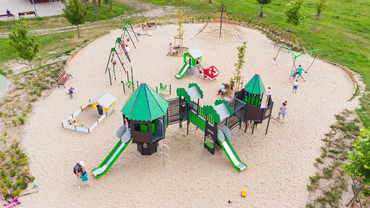 plac zabaw dla różnych grup wiekowych