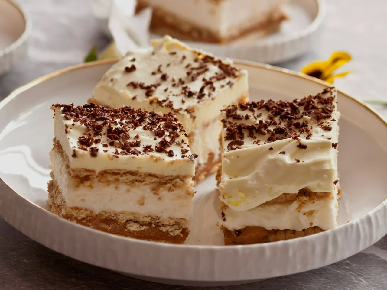 Pyszne ciasto z herbatnikami, kremem i czekoladą. Idealne na deser, gdy szukasz prostych przepisów na ciasto z herbatnikami.