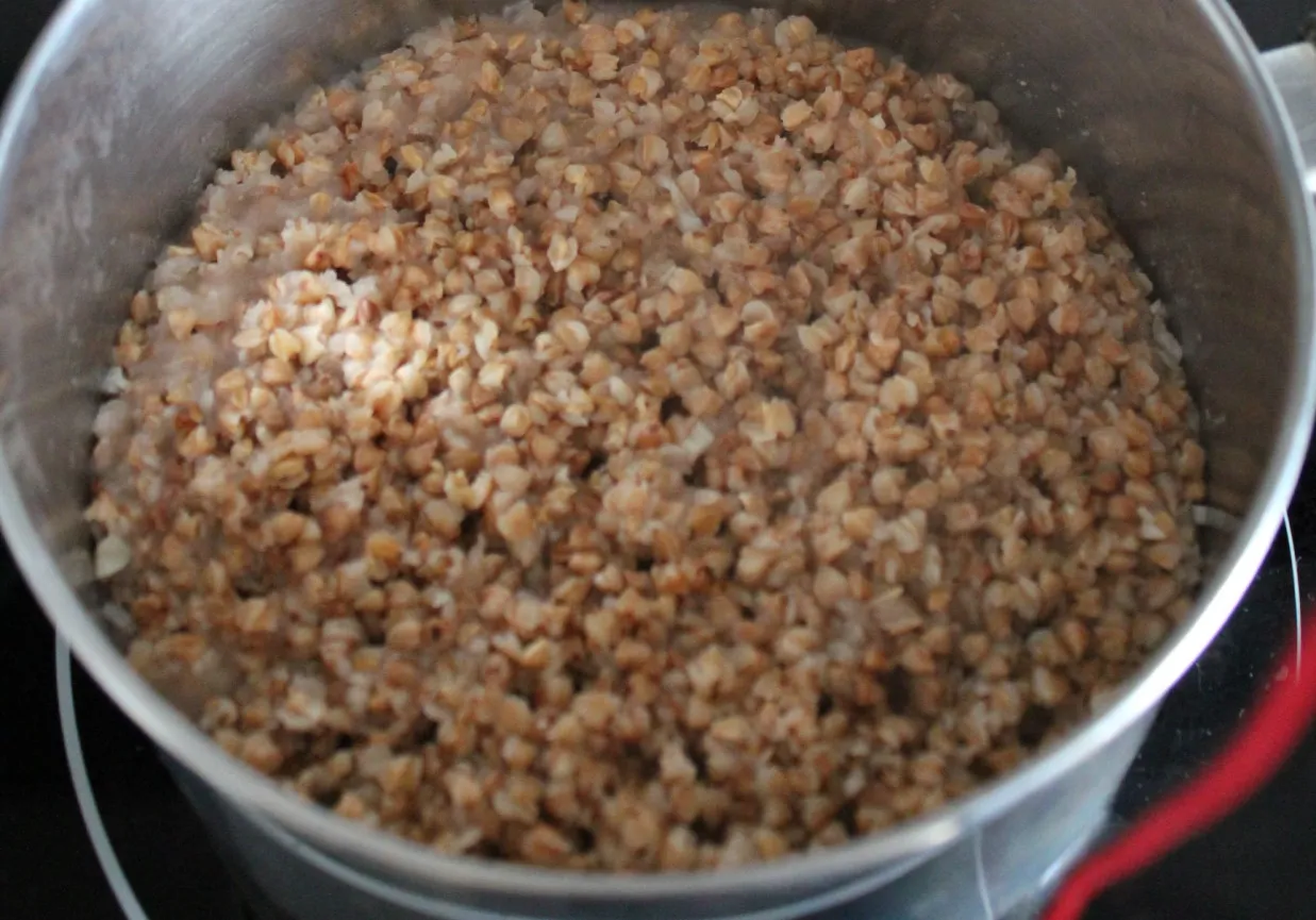 rozgotowana kasza w garnku