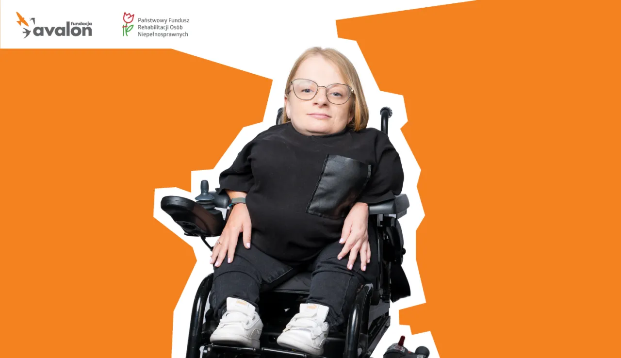 Kobieta w wózku elektrycznym, z orzeczeniem umiarkowanym, pokazuje, co przysługuje osobom z niepełnosprawnościami.