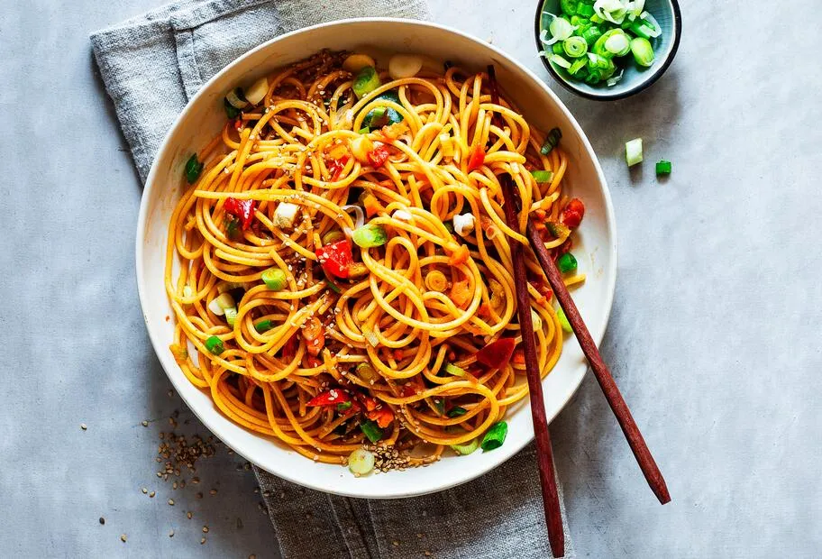 drei verschiedene spaghettisalat dressings in schalen