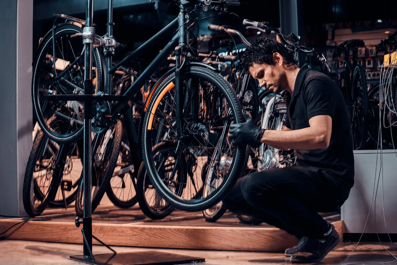 rower na stojaku serwisowym, przygotowanie do naprawy