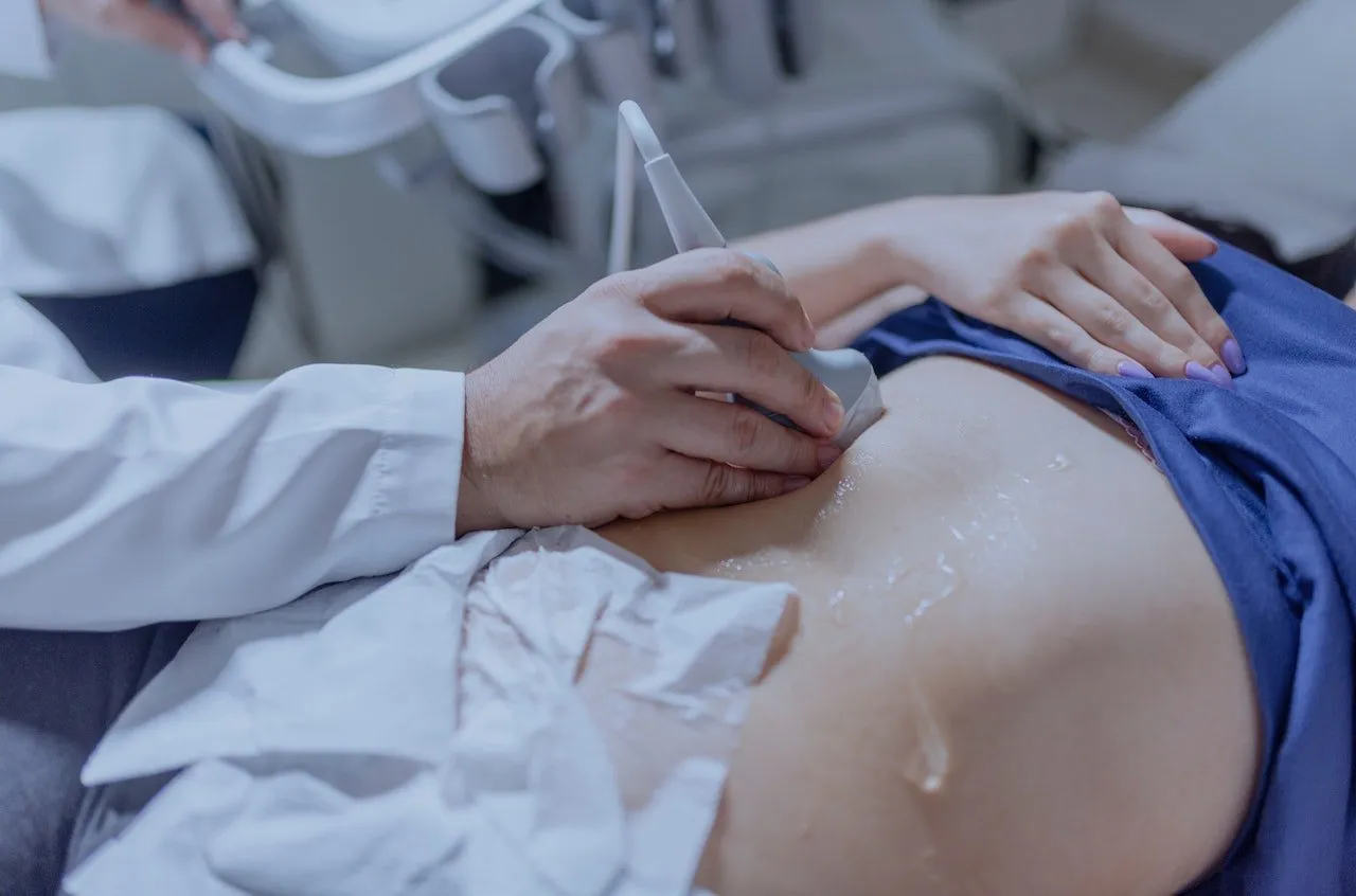 Kiedy iść do lekarza z bólem brzucha