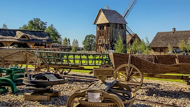 Skansen Bicz zabytkowe chaty wiatrak