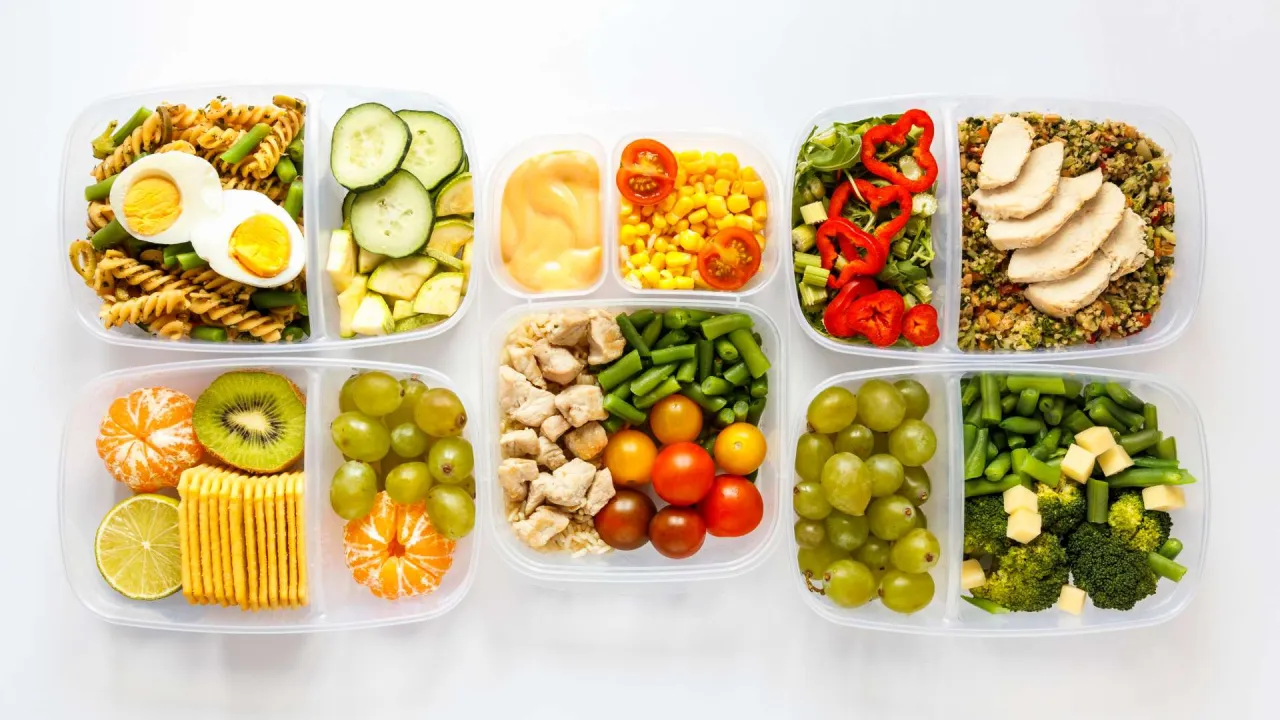 Ideas de batch cooking semanal en tuppers organizados en la nevera