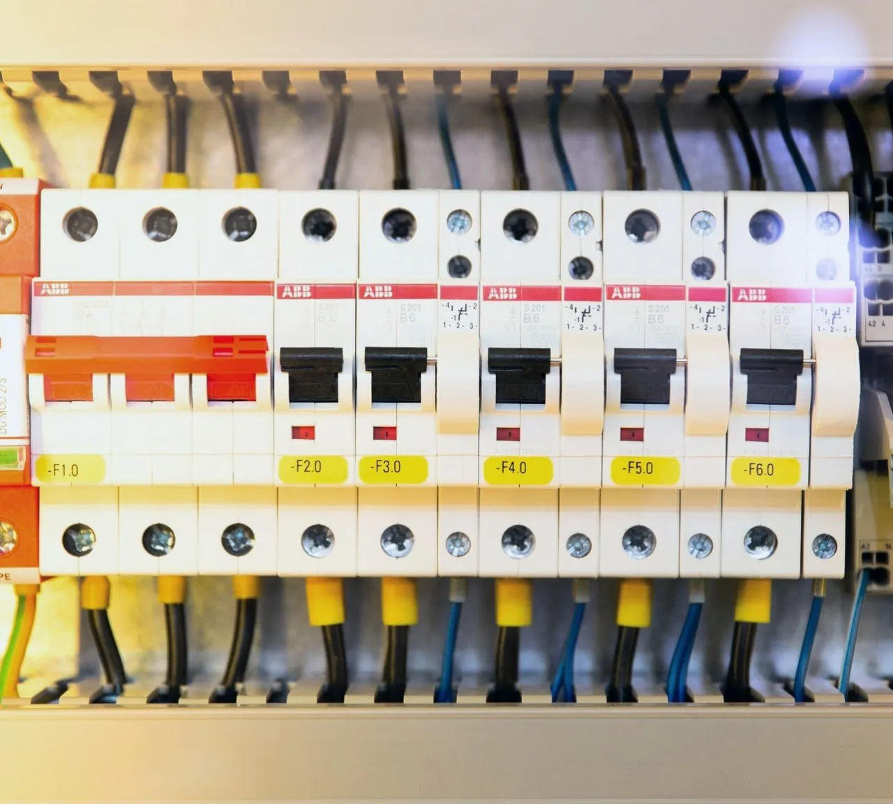 jak znaleźć uszkodzone urządzenie po wybiciu bezpiecznika