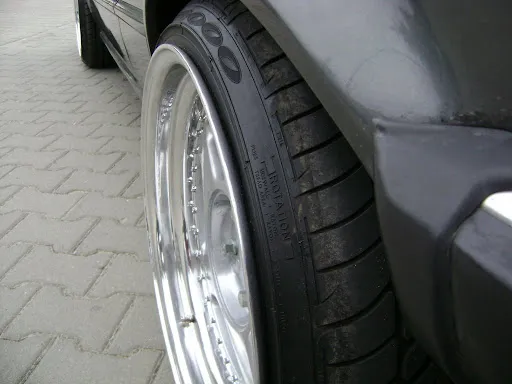 Opona naciągnięta na felgę a opona balonowa