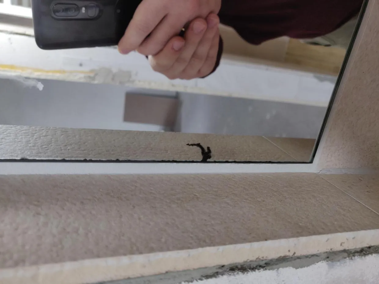 Czarne plamy na lustrze przyczyny korozji