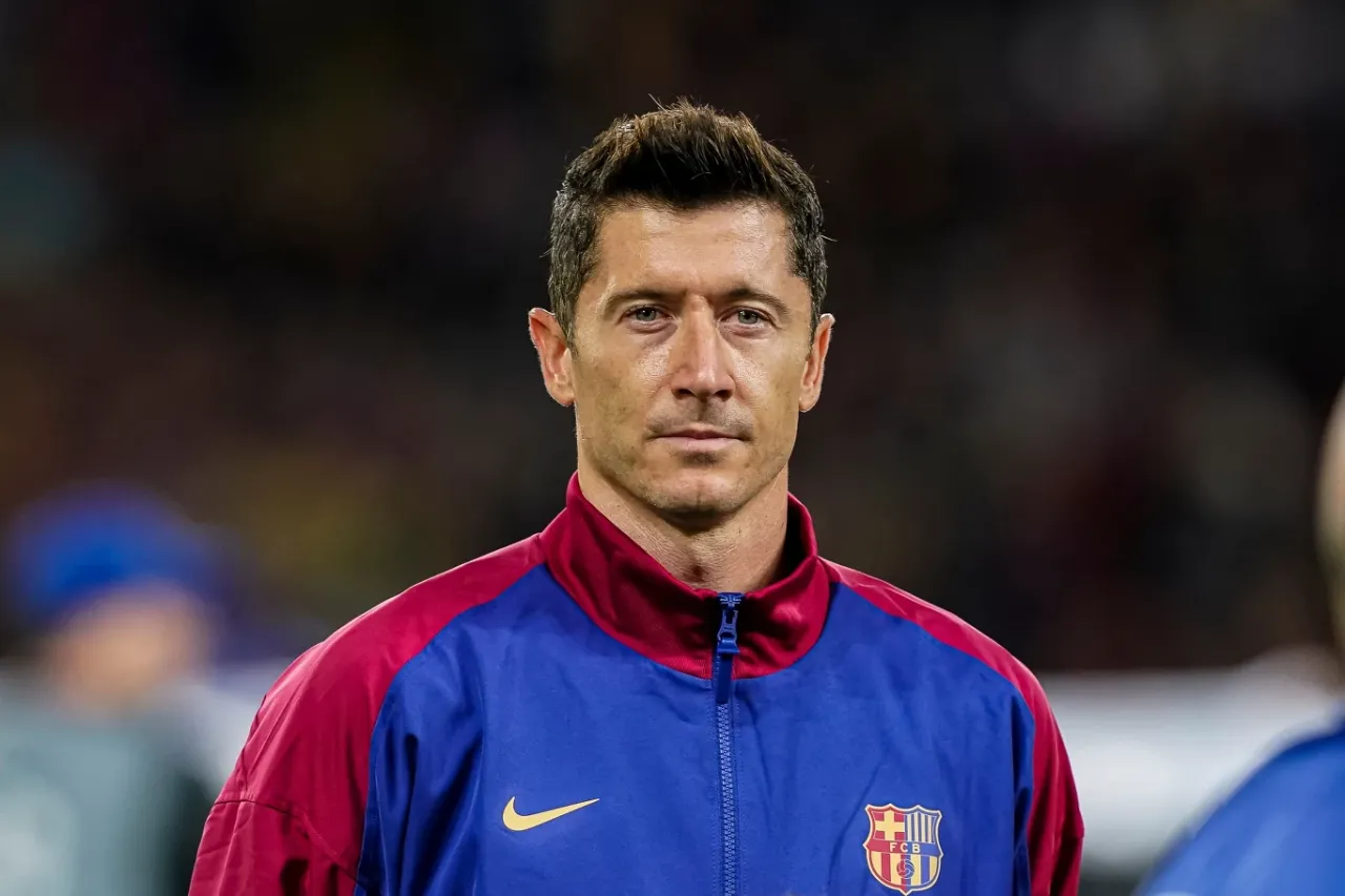 Robert Lewandowski w stroju Barcelony. Ciekawe, ile zarabia Lewandowski w Barcelonie, grając dla klubu.